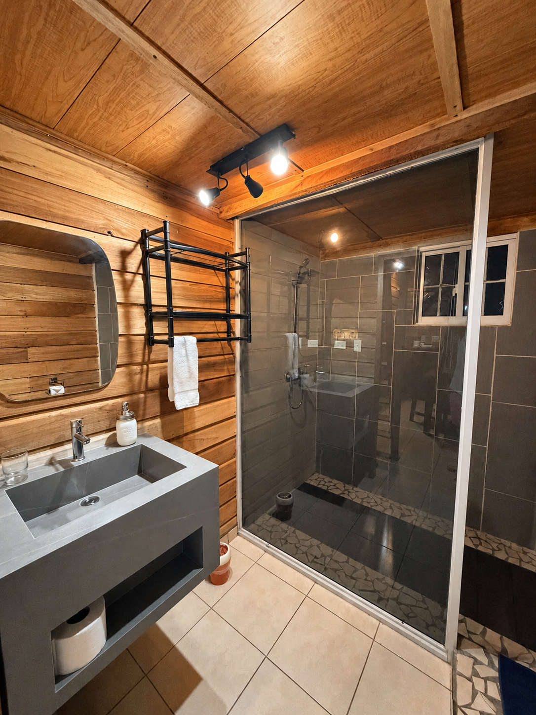Salle de bain privée en bois avec douche à l'italienne