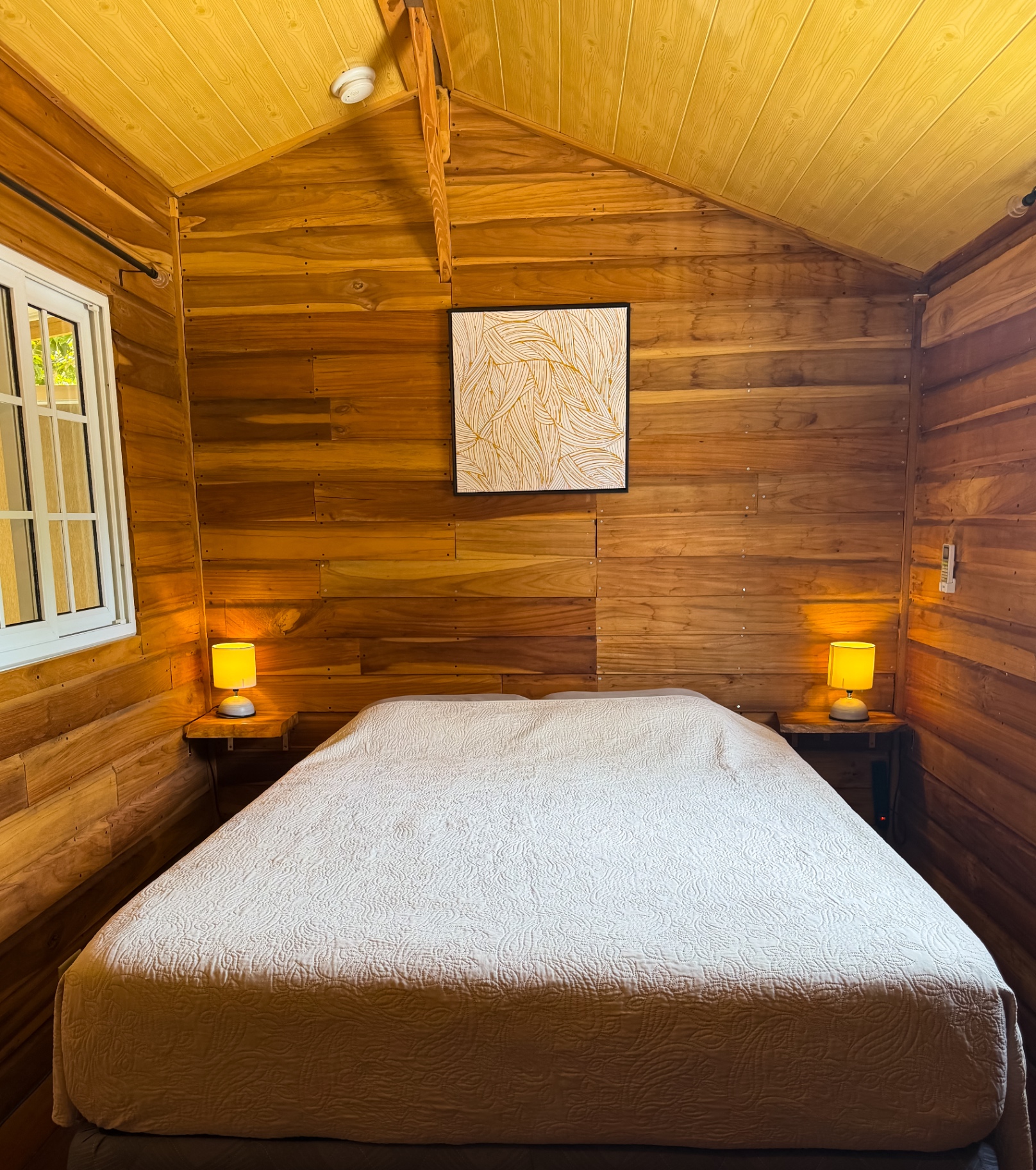 Chambre de la cabane signature avec lit queen-size et habillage bois