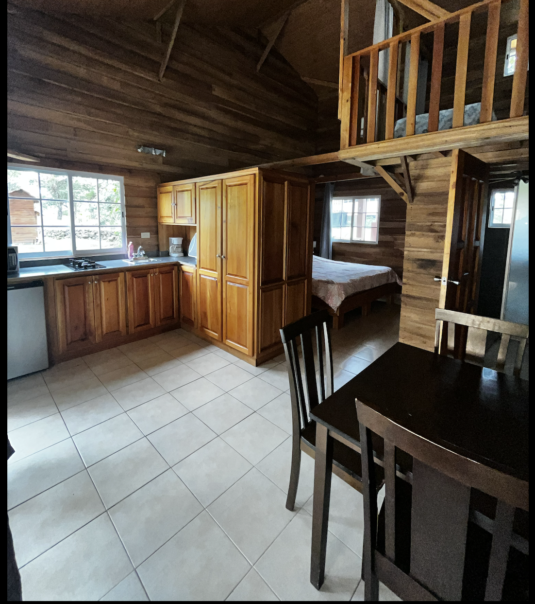 Cuisine équipée avec coin repas et mezzanine