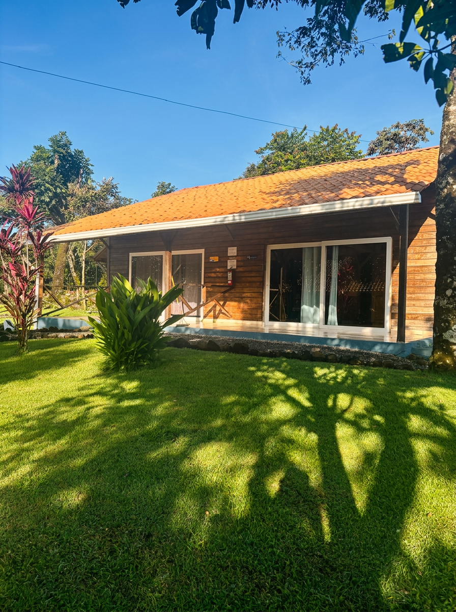 Façade d'une cabane familiale en bois avec jardin tropical